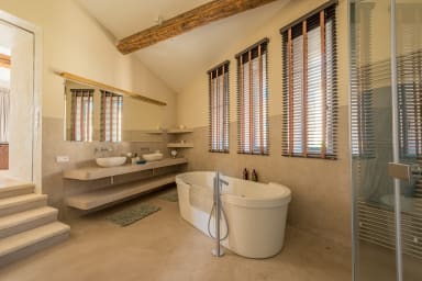 Character house to rent in Provence in Goult