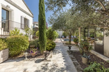 Harmonious interior and splendid garden for this house to rent in Provence