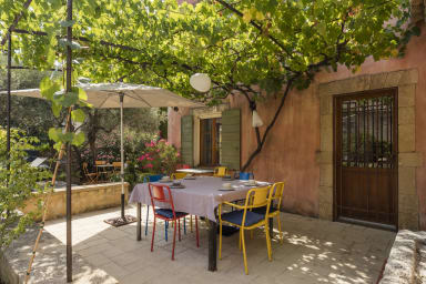 Holidays in the heart of the Luberon in the charming village of Robion