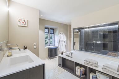 Superb property to rent in the heart of the Alpilles with swimming pool