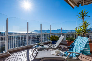 Rooftop terrace with sea view, close to the center of Cannes