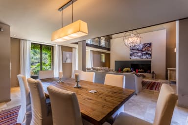 Vacances de rêve dans spacieuse maison en pierre avec piscine chauffée