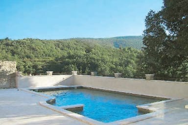 Apartment to rent for vacations in the heart of Provence swimming pool