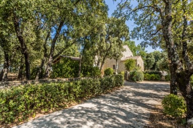 Holidays in a haven of peace at Ménerbes in Provence