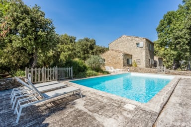 Exceptional property to rent in the heart of the Petit Luberon in Ménerbes