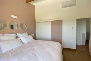 Harmonious interior and splendid garden for this house to rent in Provence