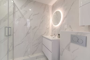 Imaginez-vous en train de profiter de cette belle salle de douche