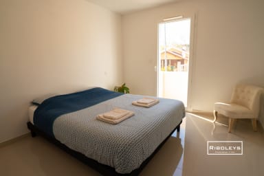 Grande chambre climatisée avec TV et lit en 160cm