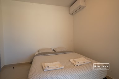 Grande chambre climatisée avec TV et lit en 140cm