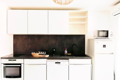 Le coin cuisine. La cuisine est entièrement équipée.