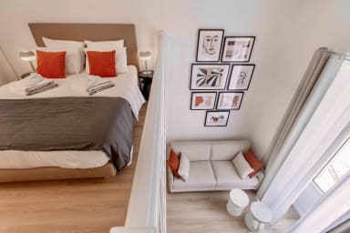 SUEDE PROMENADE : A 50 m. du début de la Promenade, avec 2 salles de bain