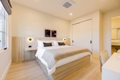 King-size bed, sleeps 2, Sony Smart TV