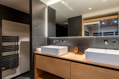 Independent bathroom with shower and sauna