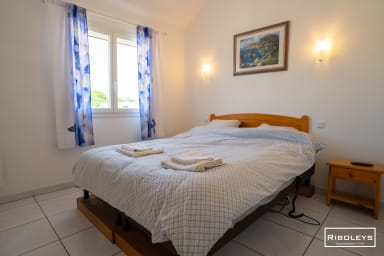 Chambre double à l'étage avec lit en 180cm et TV