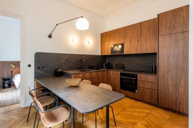 Cuisine ouverte et entièrement équipée