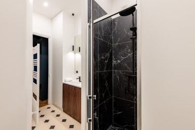 Salle de bain indépendante avec douche et WC
