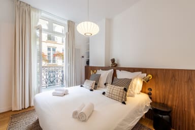 Chambre 2 avec lit king size (180x200) et salle de bain privative