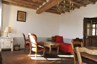 Le salon avec un petit lit une place au 1er niveau