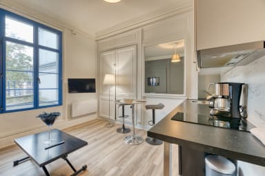 Cuisine ouverte sur séjour aménagée et équipée