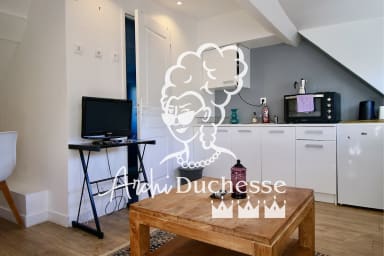 Cuisine ouverte sur séjour aménagée et équipée