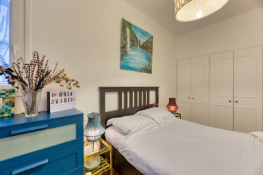 Chambre avec rangements