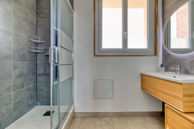 Salle de bain avec douche