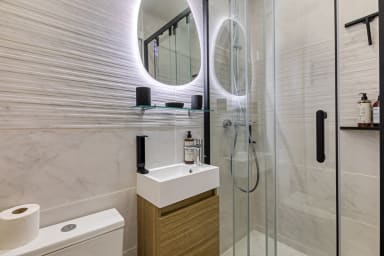 Salle de douche avec WC