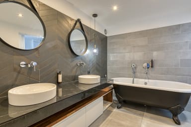 Salle de bain avec baignoire