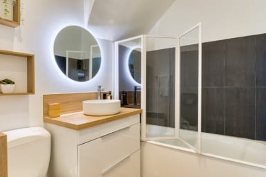 Salle de Bain avec baignoire