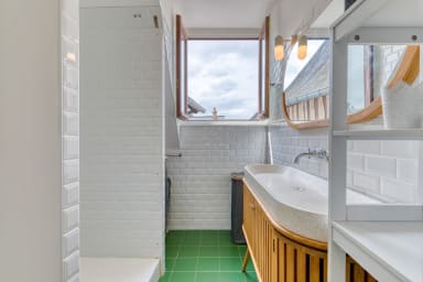 Salle de douche avec WC