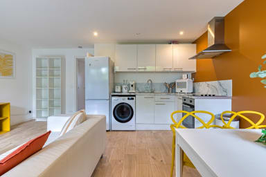 Cuisine ouverte sur séjour aménagée et équipée