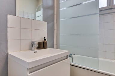 Salle de Bain avec baignoire