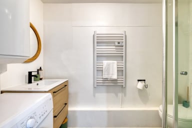 Salle de douche avec machine à laver