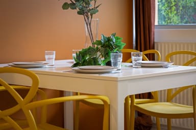 Table à manger et nécessaire de cuisine