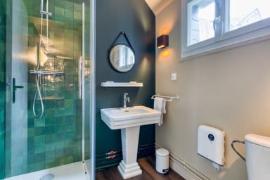 Salle de douche au rez-de-chaussée