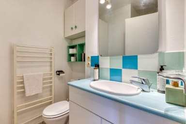 Salle de douche avec WC