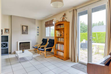 Salon avec accès sur jardin