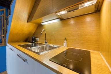 Cuisine numéro 2 ouverte sur séjour aménagée et équipée