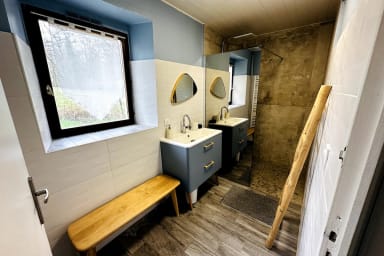 Salle de bain du bas, avec douche à l'italienne