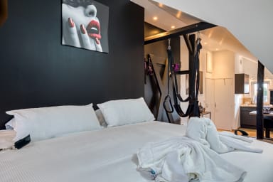 Lit double avec miroir au plafond