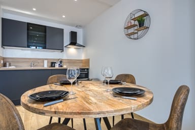 Table à manger avec assises