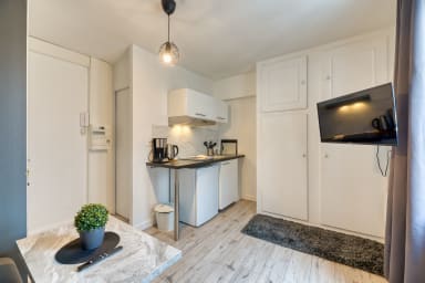 Cuisine ouverte sur séjour aménagée et équipée