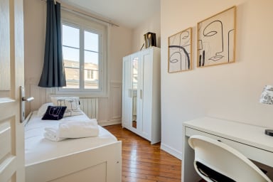 Chambre avec bureau