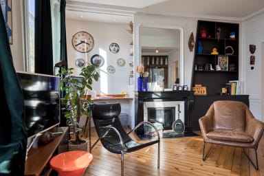 Salon avec cheminée décorative