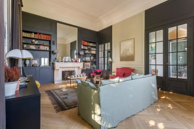 Charmant salon avec coin bureau, cheminée et télé.