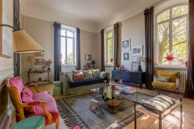 Charmant salon avec coin bureau, cheminée et télé.