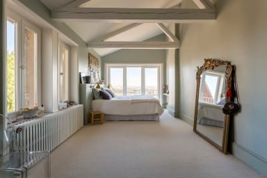 Première chambre équipée d'un lit king size et avec vue panoramique