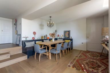 Salle à manger, sa banquette et sa table pour 8 personnes