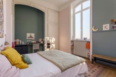 Deuxième chambre équipée d'un lit Queen Size avec salle de bain attenante