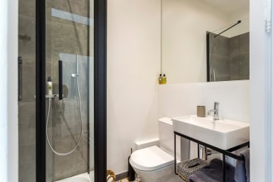 Quatrième salle de bain équipée d'une douche